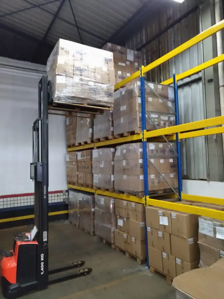 Estrutura industrial de porta paletes revisada e a pronta entrega para armazéns e depósitos