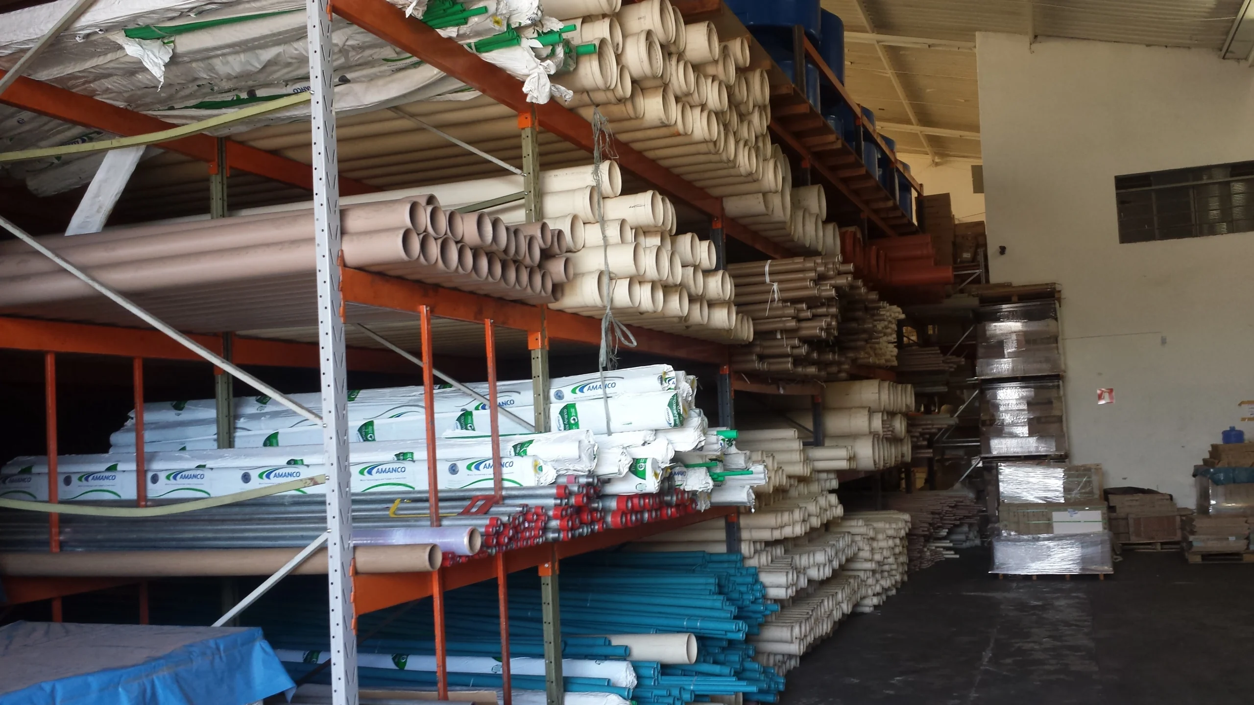 Estrutura de porta paletes de aço armazenando carga pesada de materiais de construção em Ribeirão Preto